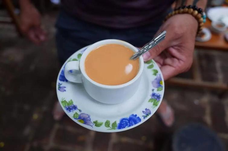 西藏3头熊闯奶茶店,有一个熊头的奶茶