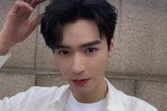 龚俊右眼窝处受伤,